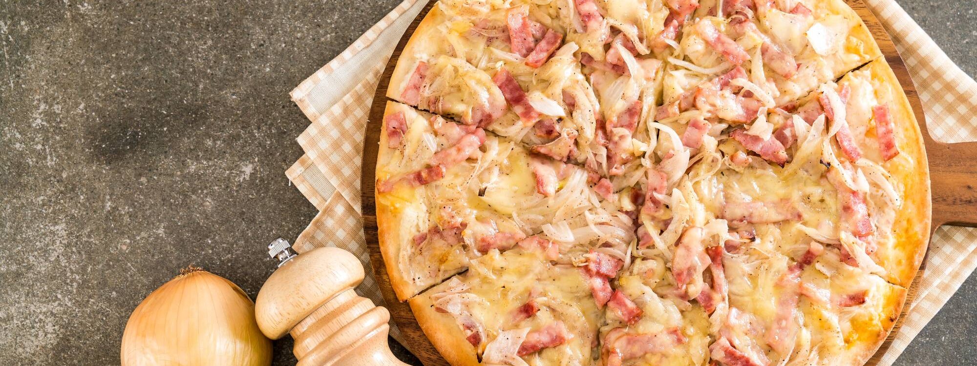 PLAT_TRADITIONNEL 2000X750 | Brasserie des Vosges Quel vin déguster avec une tarte flambée traditionnelle ? Erstein